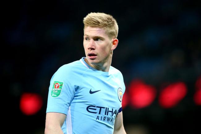 为什么外野手追飞球时不能背对来球